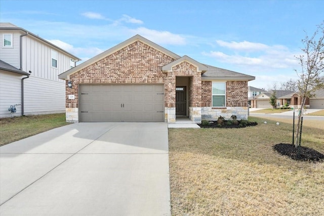 view of front facade featuring a garage and a front yard