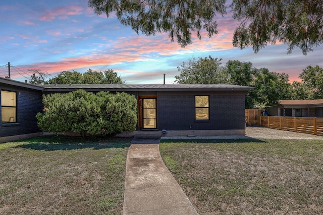 view of front of home featuring a lawn