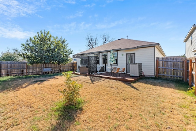 back of house featuring a lawn