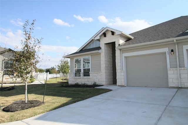 view of front of home featuring a front lawn and a garage