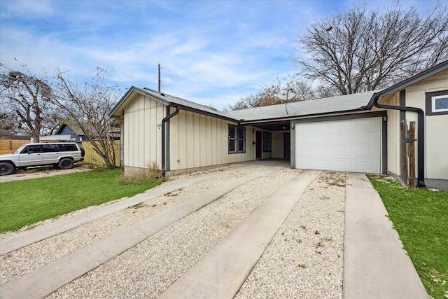 view of front of property featuring a front yard and a garage