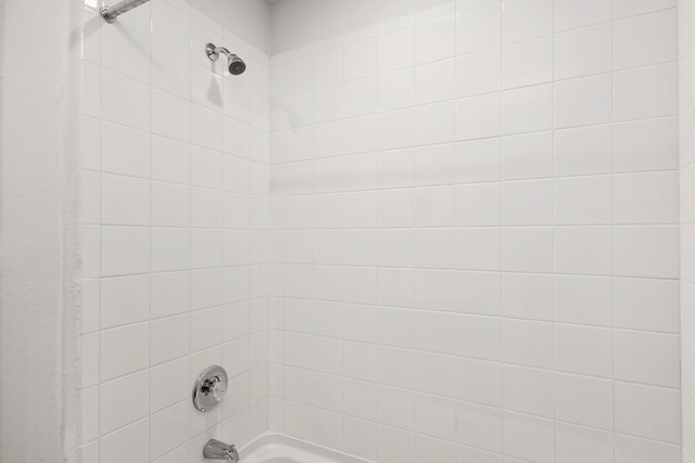 bathroom with tiled shower / bath combo