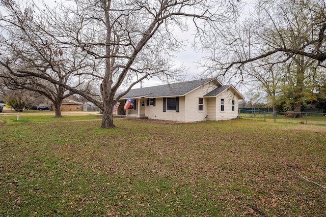 view of front of property featuring a front yard