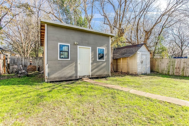 view of outdoor structure with a yard