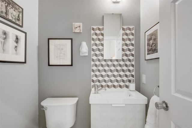 bathroom featuring toilet, sink, and a bathtub