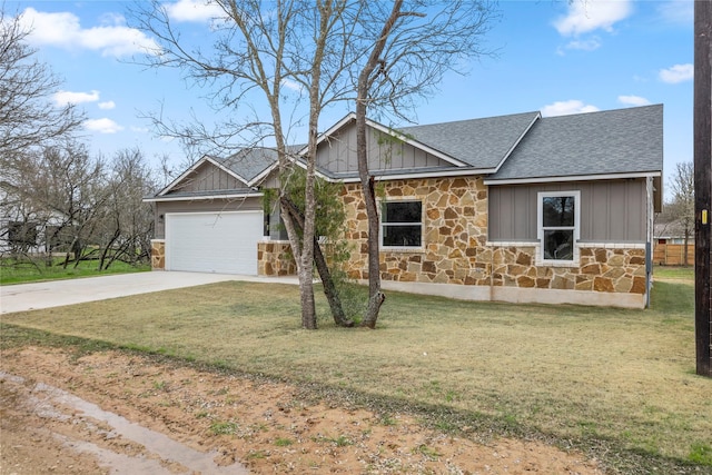 view of front facade featuring a front lawn and a garage