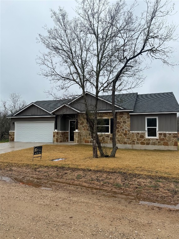 view of front of home featuring a garage and a front yard