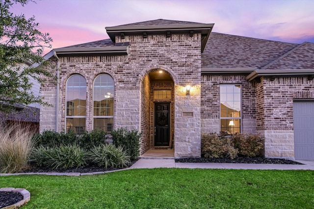 view of front of home featuring a yard and a garage