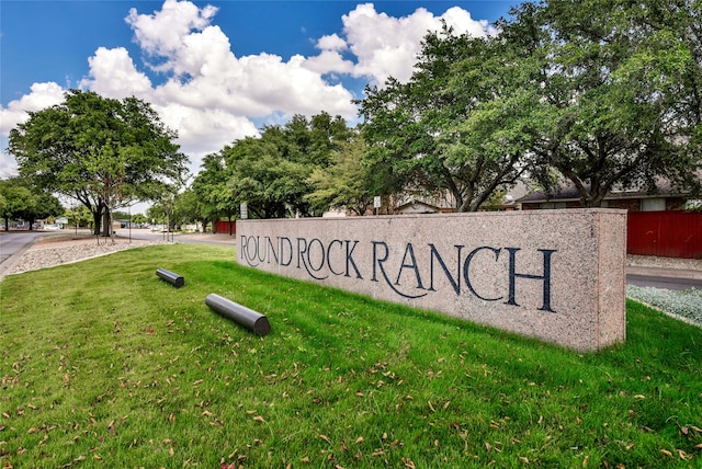 community / neighborhood sign featuring a lawn