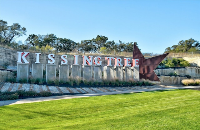 community sign with a yard