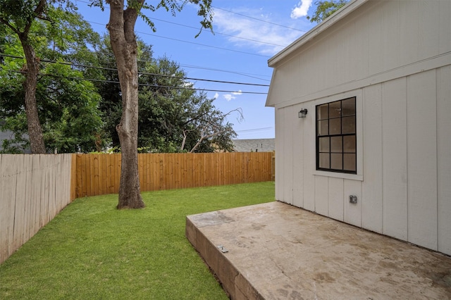 view of yard featuring a patio