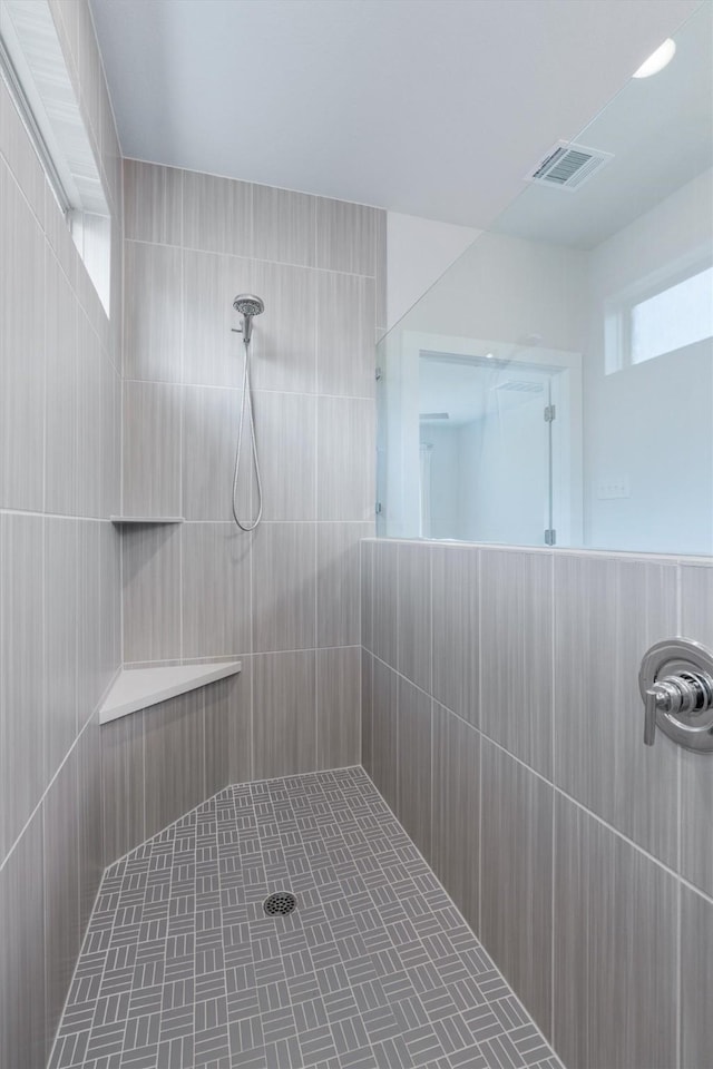 bathroom featuring a tile shower