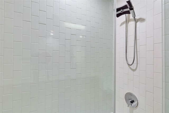 room details featuring a tile shower