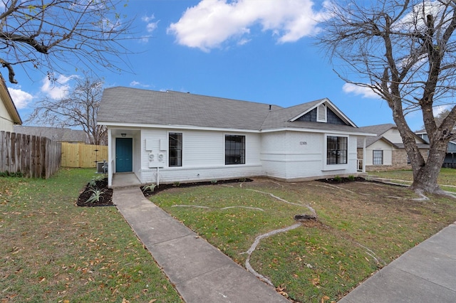 view of front of home featuring a front yard