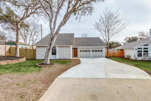 view of front of house featuring a front lawn and a garage