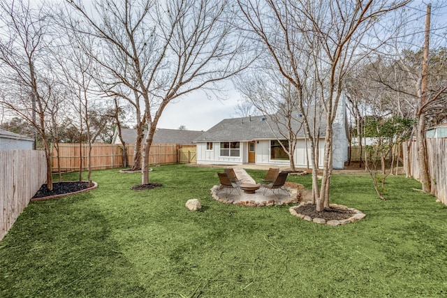 view of yard featuring a patio area