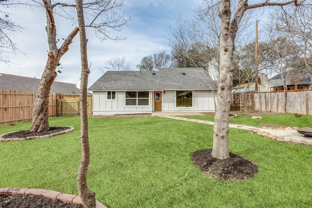 view of front of property featuring a front yard