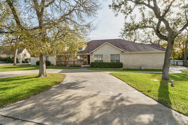 view of front of house featuring a front yard