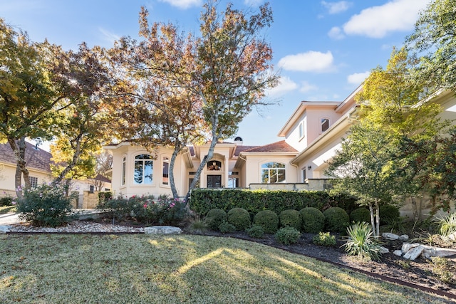 view of front facade with a front lawn