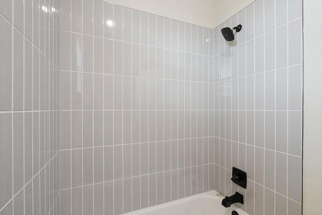 bathroom with tiled shower / bath