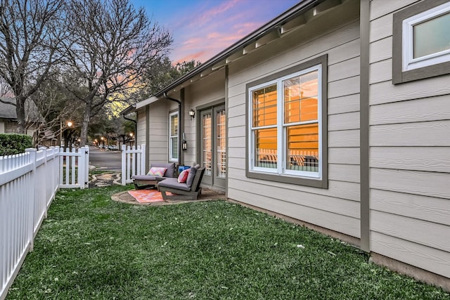 view of yard at dusk