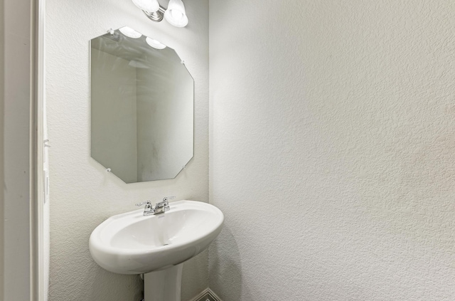 bathroom featuring sink