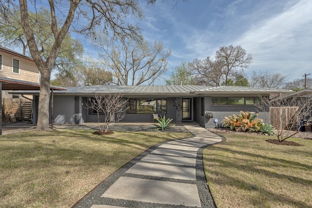 view of front of home featuring a front lawn and a carport