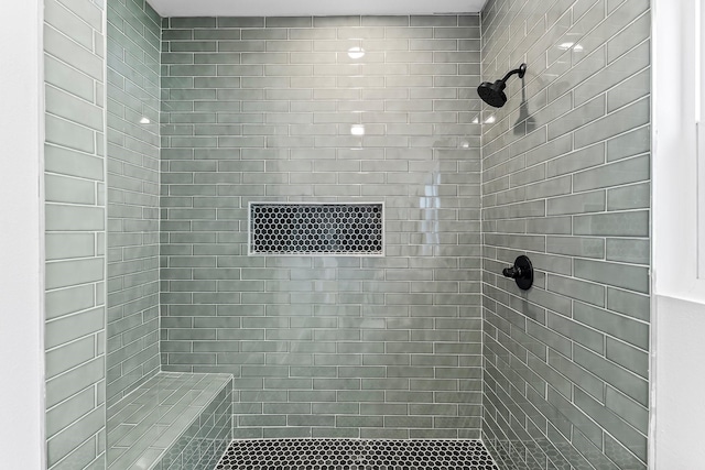 bathroom featuring a tile shower