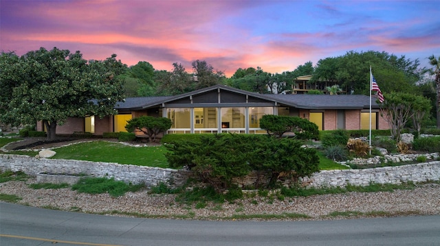 view of front of house featuring a yard