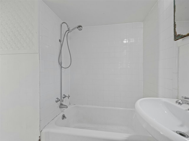 bathroom featuring tiled shower / bath and sink