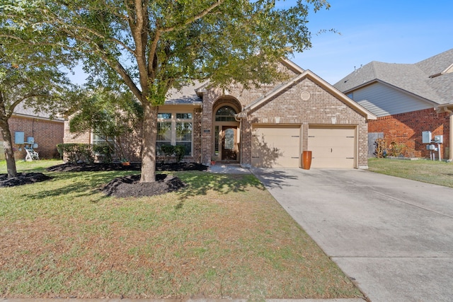 view of front of house featuring a front lawn and a garage