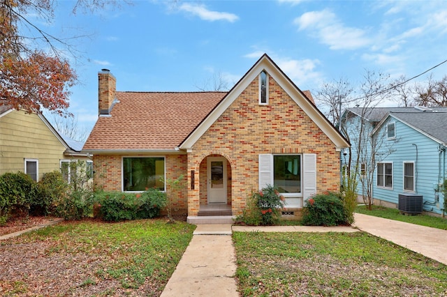 view of front of property featuring a front lawn