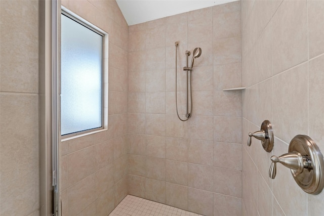 bathroom featuring a tile shower