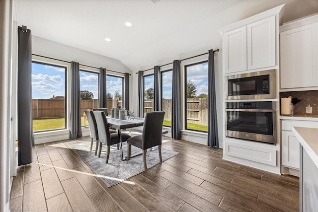 sunroom with vaulted ceiling