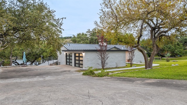 view of side of property featuring a lawn