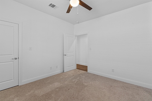 carpeted empty room featuring ceiling fan