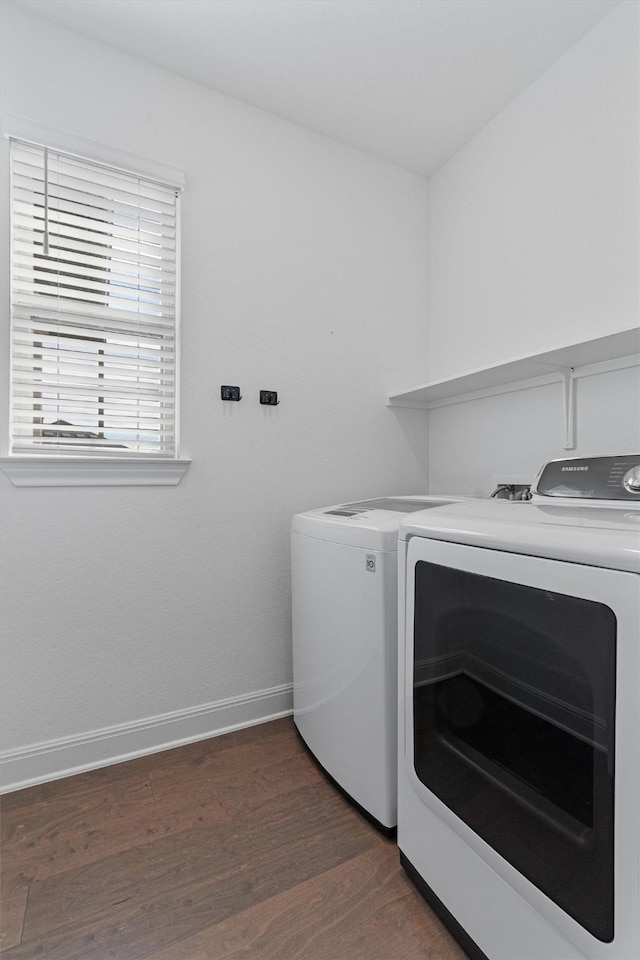 washroom with dark wood-type flooring and independent washer and dryer