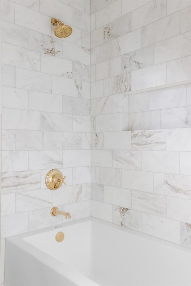 bathroom with tiled shower / bath combo