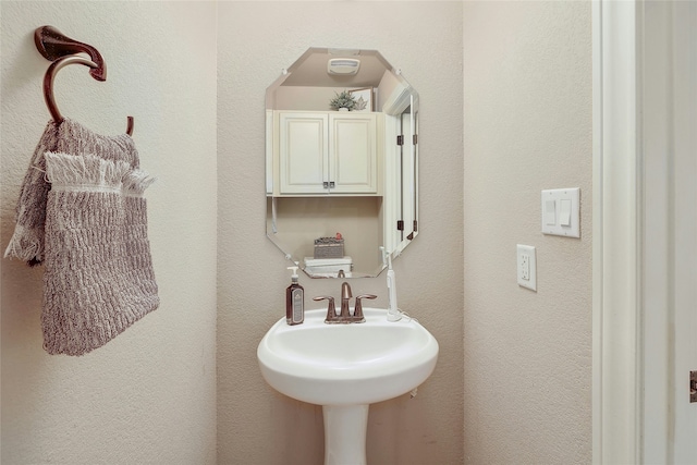 bathroom featuring sink