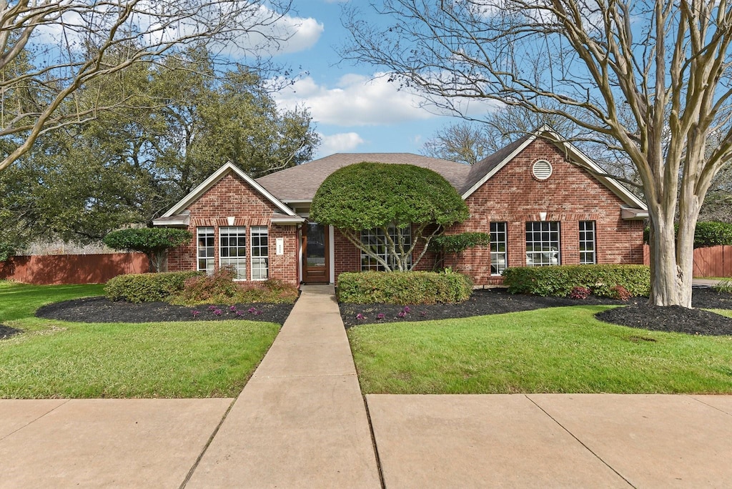 view of front of home featuring a front lawn