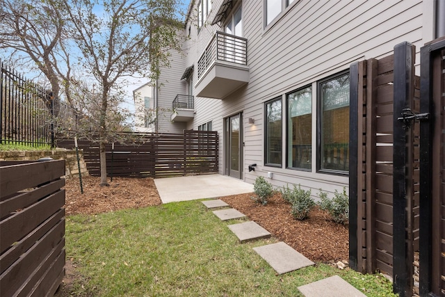 view of yard with a patio area