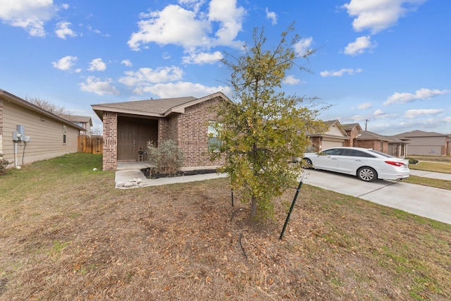 single story home featuring a front lawn