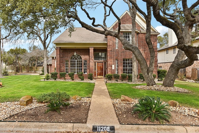 view of front of property featuring a front yard