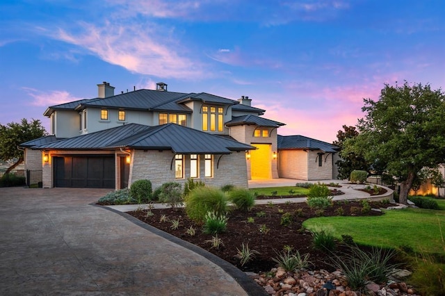 view of front of property featuring a lawn