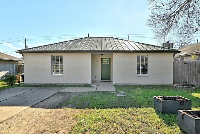 view of front of property featuring a patio area and a front lawn