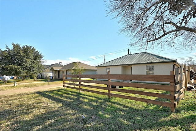 exterior space featuring a front yard