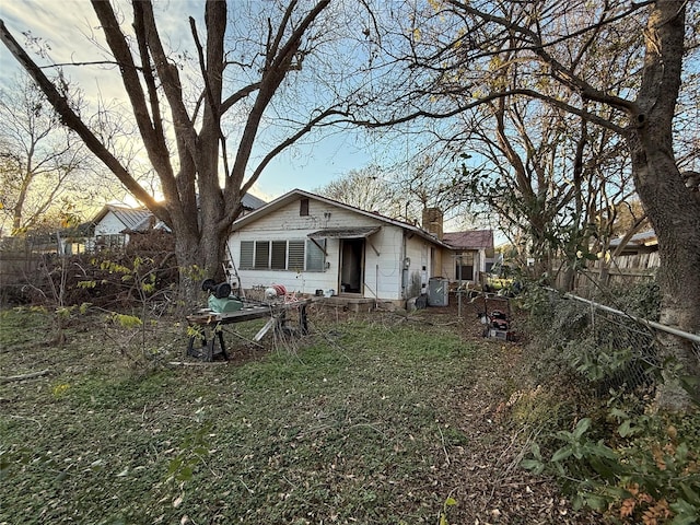 view of front of house featuring a front lawn