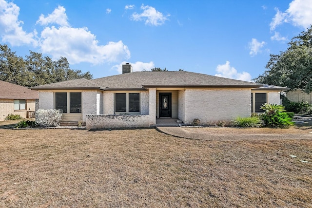 single story home featuring a front yard