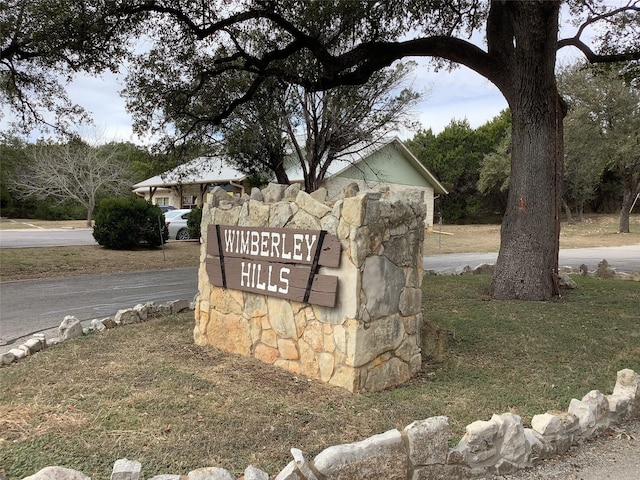 community / neighborhood sign featuring a lawn