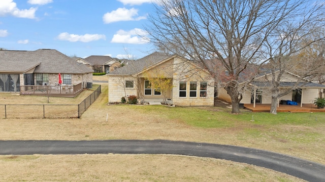 view of front of property featuring a front lawn